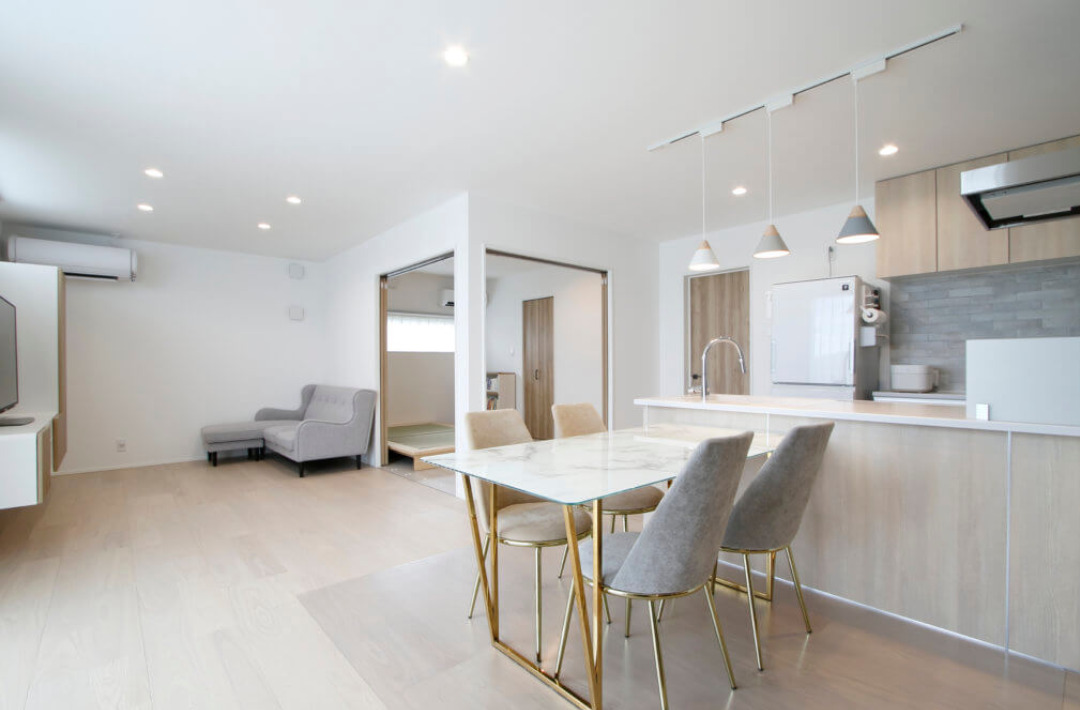 重厚な佇まいと品のある柔らかな空間に和室を備えた平屋 - リブワーク - LDK