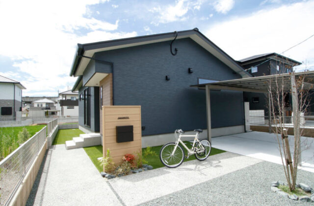 重厚な佇まいと品のある柔らかな空間に和室を備えた平屋 - リブワーク - 外観