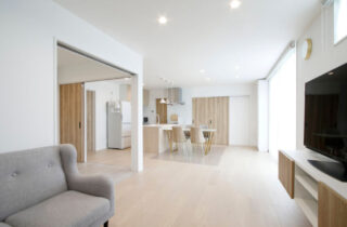 重厚な佇まいと品のある柔らかな空間に和室を備えた平屋 - リブワーク - LDK