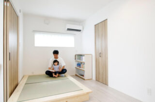 重厚な佇まいと品のある柔らかな空間に和室を備えた平屋 - リブワーク - 小上がり和室