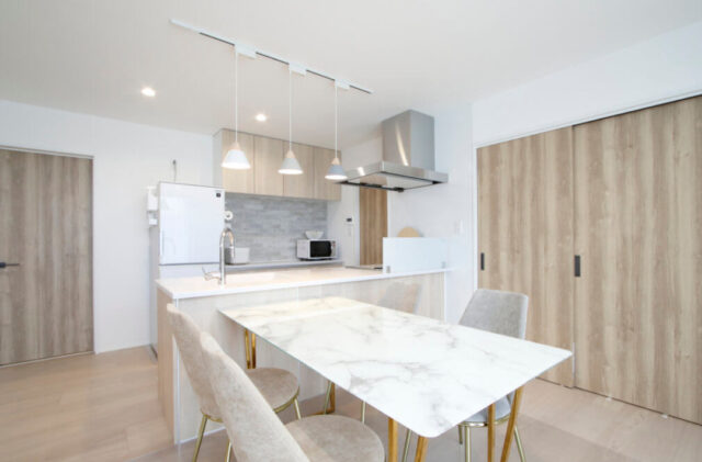 重厚な佇まいと品のある柔らかな空間に和室を備えた平屋 - リブワーク - ダイニング