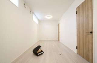 重厚な佇まいと品のある柔らかな空間に和室を備えた平屋 - リブワーク - 洋室