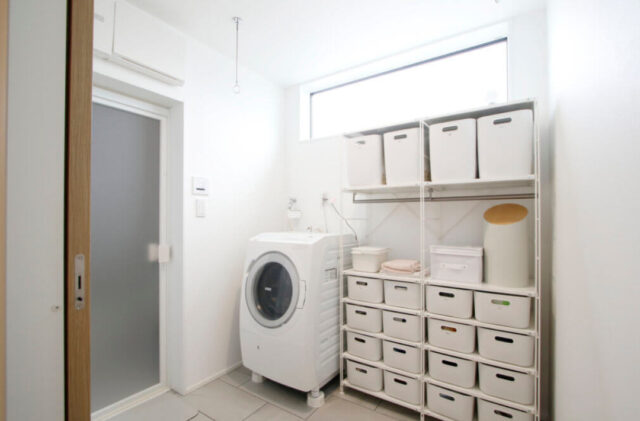 重厚な佇まいと品のある柔らかな空間に和室を備えた平屋 - リブワーク - サニタリールーム