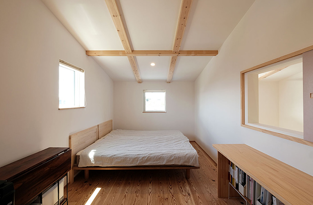 寝室 - 開放的なリビングのシンプルでコンパクトな2階建て LinkPlan