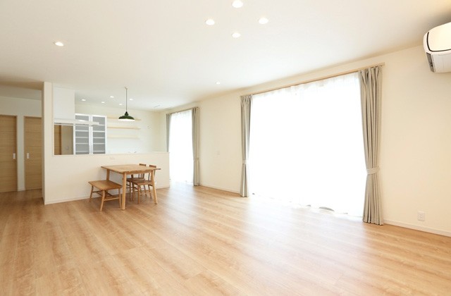 家族みんなでくつろげる明るいリビングのある平屋