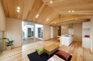 LDK - 地域で採れた木材をふんだんに使用した外壁の2階建て marukawa