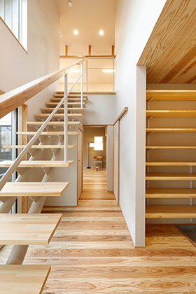 階段 - 地域で採れた木材をふんだんに使用した外壁の2階建て marukawa