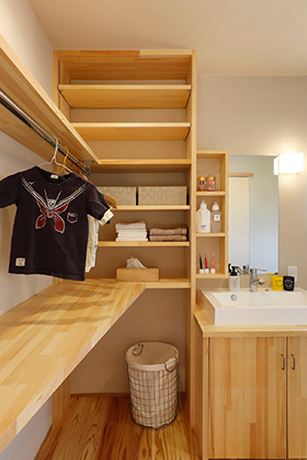 洗面台 - 地域で採れた木材をふんだんに使用した外壁の2階建て marukawa