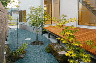 庭 - 地域で採れた木材をふんだんに使用した外壁の2階建て marukawa