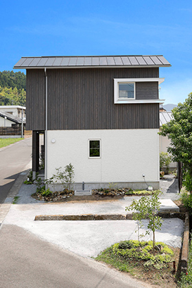 外観 - 地域で採れた木材をふんだんに使用した外壁の2階建て marukawa