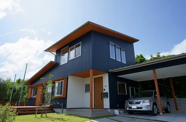 広々としたウッドデッキと屋根付きの駐車場がある2階建て marukawa