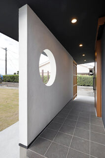 玄関 - 黒・白の塗り壁の和モダンな平屋 marukawa