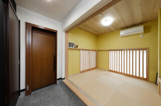 和室 - 黒・白の塗り壁の和モダンな平屋 marukawa