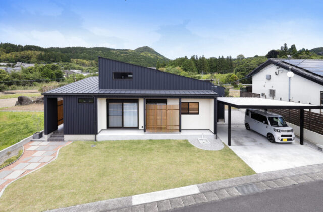 視線を遮る格子と勝手口が叶える機能美溢れる平屋 - marukawa - 外観正面