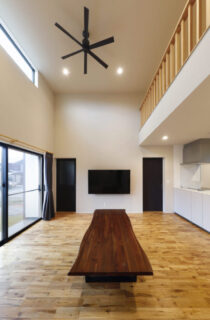 視線を遮る格子と勝手口が叶える機能美溢れる平屋 - marukawa - LDK