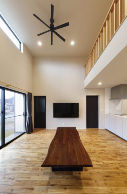 視線を遮る格子と勝手口が叶える機能美溢れる平屋 - marukawa - LDK