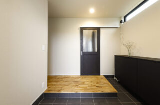 視線を遮る格子と勝手口が叶える機能美溢れる平屋 - marukawa - 玄関