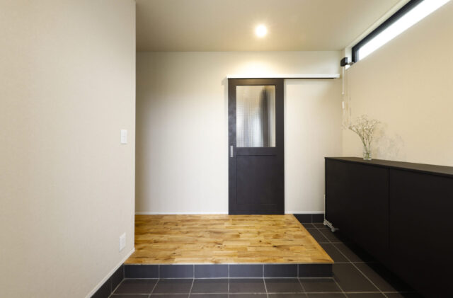 視線を遮る格子と勝手口が叶える機能美溢れる平屋 - marukawa - 玄関