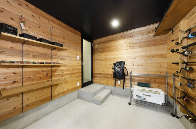 視線を遮る格子と勝手口が叶える機能美溢れる平屋 - marukawa - 勝手口・収納