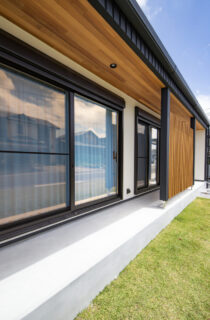 視線を遮る格子と勝手口が叶える機能美溢れる平屋 - marukawa - 外観・軒