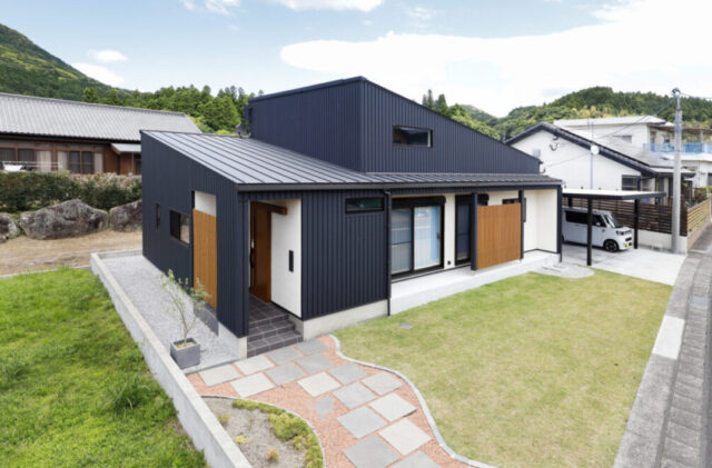 視線を遮る格子と勝手口が叶える機能美溢れる平屋 - marukawa - 外観