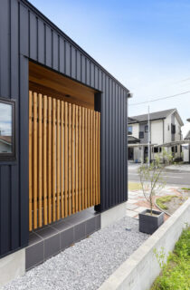 視線を遮る格子と勝手口が叶える機能美溢れる平屋 - marukawa - 外観・格子