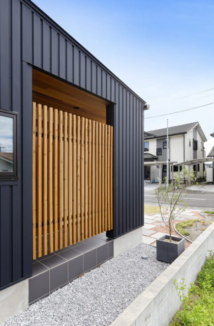 視線を遮る格子と勝手口が叶える機能美溢れる平屋 - marukawa - 外観・格子