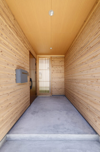 白壁と青空に映える中庭があるプライバシーと開放感を両立した和モダン平屋 - marukawa - 玄関