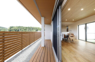 白壁と青空に映える中庭があるプライバシーと開放感を両立した和モダン平屋 - marukawa - デッキ