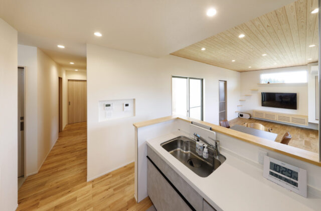 白壁と青空に映える中庭があるプライバシーと開放感を両立した和モダン平屋 - marukawa - LDK