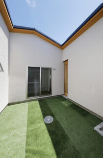 白壁と青空に映える中庭があるプライバシーと開放感を両立した和モダン平屋 - marukawa - 中庭