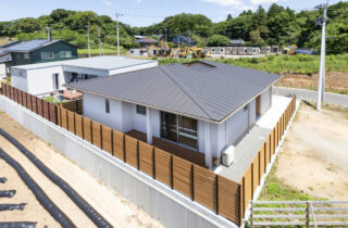 白壁と青空に映える中庭があるプライバシーと開放感を両立した和モダン平屋 - marukawa - 外構