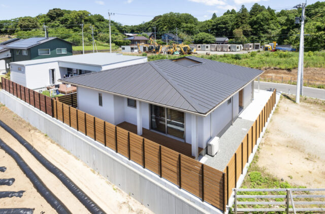 白壁と青空に映える中庭があるプライバシーと開放感を両立した和モダン平屋 - marukawa - 外構