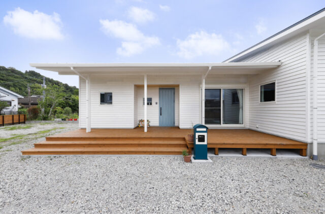 内外を繋ぐ回廊デッキと豊かな木の質感で魅せるセカンドリビングのある平屋 - marukawa - 外観