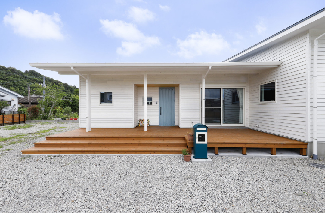 内外を繋ぐ回廊デッキと豊かな木の質感で魅せるセカンドリビングのある平屋 - marukawa - 外観