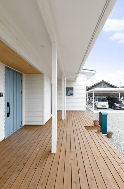 内外を繋ぐ回廊デッキと豊かな木の質感で魅せるセカンドリビングのある平屋 - marukawa - 外構