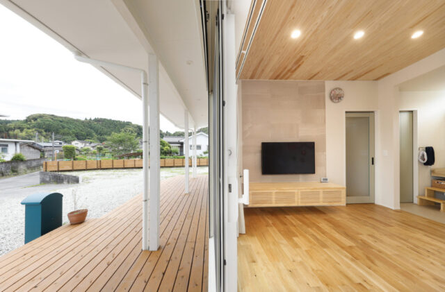 内外を繋ぐ回廊デッキと豊かな木の質感で魅せるセカンドリビングのある平屋 - marukawa - デッキ