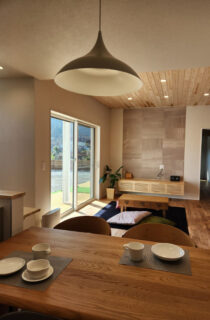 内外を繋ぐ回廊デッキと豊かな木の質感で魅せるセカンドリビングのある平屋 - marukawa - LDK