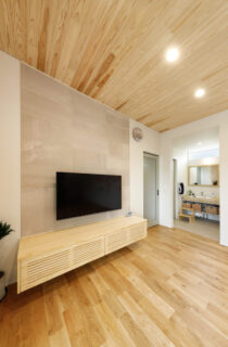 内外を繋ぐ回廊デッキと豊かな木の質感で魅せるセカンドリビングのある平屋 - marukawa - リビング