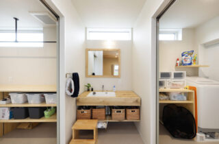 内外を繋ぐ回廊デッキと豊かな木の質感で魅せるセカンドリビングのある平屋 - marukawa - 洗面スペース