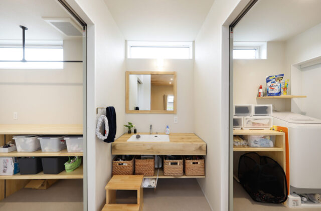 内外を繋ぐ回廊デッキと豊かな木の質感で魅せるセカンドリビングのある平屋 - marukawa - 洗面スペース