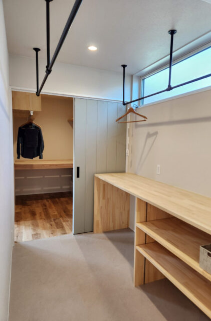 内外を繋ぐ回廊デッキと豊かな木の質感で魅せるセカンドリビングのある平屋 - marukawa - ドライルーム