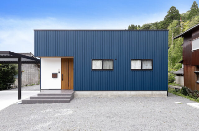 シャープな直線美と勾配屋根の立体感が織りなす機能動線ナチュラルモダン平屋 - marukawa - 外観