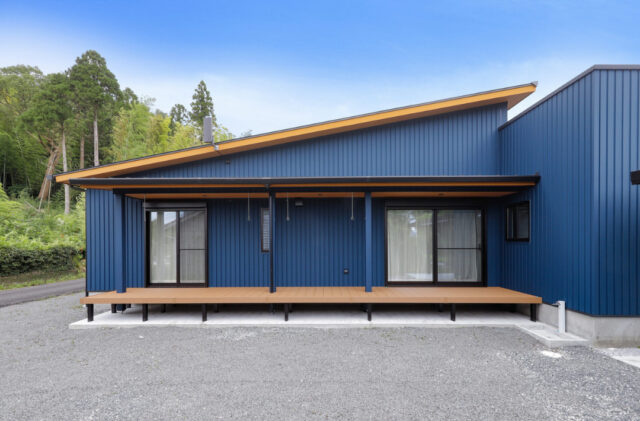 シャープな直線美と勾配屋根の立体感が織りなす機能動線ナチュラルモダン平屋 - marukawa - 外構