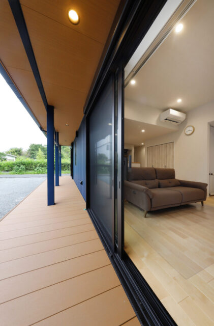 シャープな直線美と勾配屋根の立体感が織りなす機能動線ナチュラルモダン平屋 - marukawa - ウッドデッキ