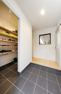 シャープな直線美と勾配屋根の立体感が織りなす機能動線ナチュラルモダン平屋 - marukawa - 玄関