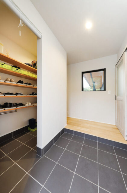 シャープな直線美と勾配屋根の立体感が織りなす機能動線ナチュラルモダン平屋 - marukawa - 玄関