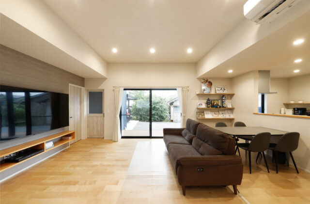 シャープな直線美と勾配屋根の立体感が織りなす機能動線ナチュラルモダン平屋 - marukawa - LDK