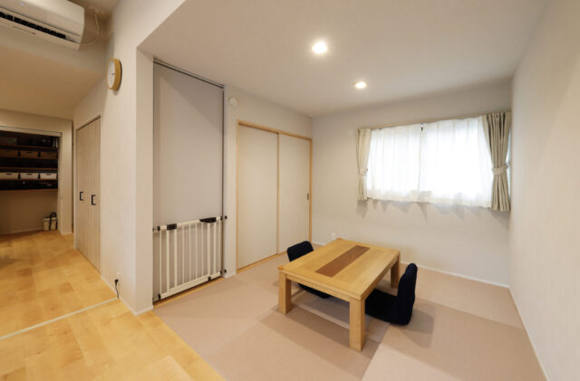 シャープな直線美と勾配屋根の立体感が織りなす機能動線ナチュラルモダン平屋 - marukawa - 和室