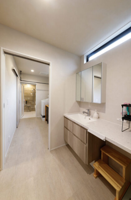 シャープな直線美と勾配屋根の立体感が織りなす機能動線ナチュラルモダン平屋 - marukawa - 洗面スペース